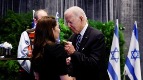 Americký preziden Joe Biden se v Tel Avivu setkal se záchranáři a blízkými obětí řádění teroristů z hnutí Hmás. (18.10.2023)