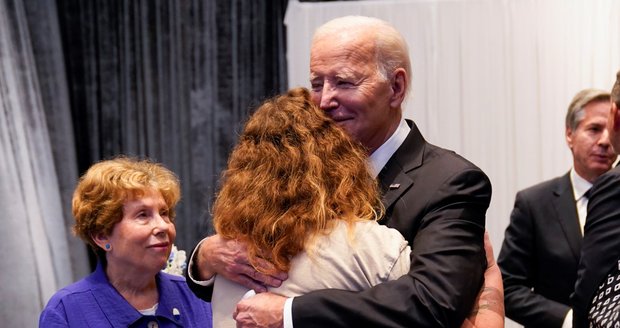Biden v Tel Avivu objímal záchranáře a blízké obětí teroru. Netanjahu ho označil za „opravdového přítele“