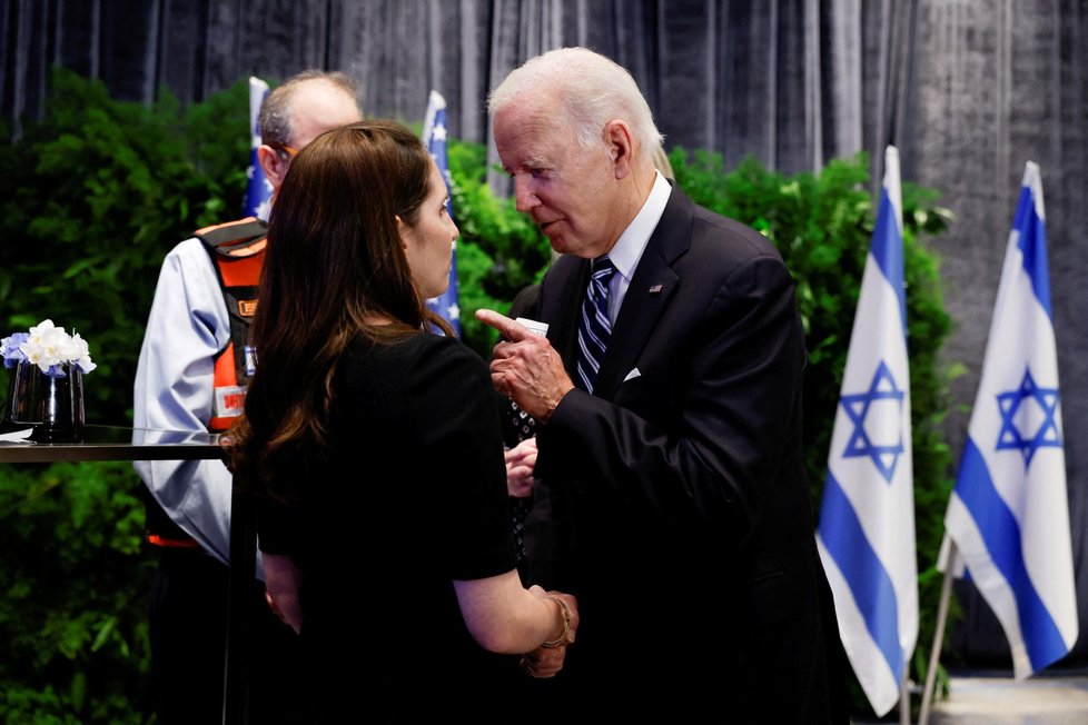 Americký preziden Joe Biden se v Tel Avivu setkal se záchranáři a blízkými obětí řádění teroristů z hnutí Hmás. (18.10.2023)