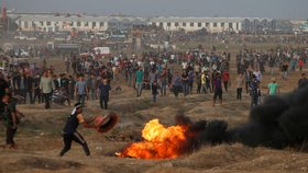 Izraelští vojáci postřelili 77 Palestinců během protestů poblíž hranice Pásma Gazy.