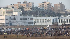 Izraelští vojáci postřelili 77 Palestinců během protestů poblíž hranice Pásma Gazy.