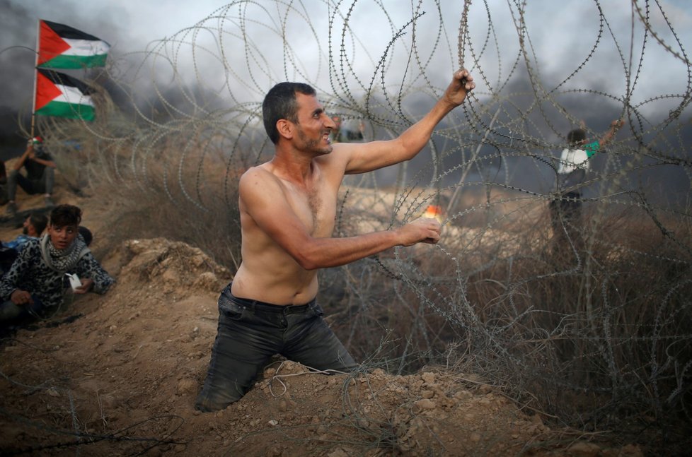 Izraelští vojáci postřelili 77 Palestinců během protestů poblíž hranice Pásma Gazy.