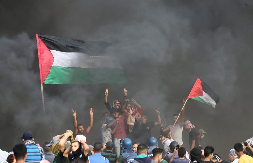 Izraelští vojáci postřelili 77 Palestinců během protestů poblíž hranice Pásma Gazy.