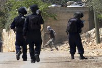 Palestinec v Jeruzalémě pobodal tři lidi. Na útěku ho zastřelili