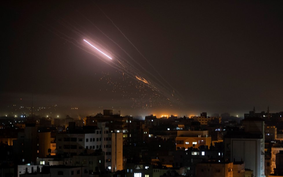 Izraelské letouny a pozemní vojsko zesílily útoky na Pásmo Gazy