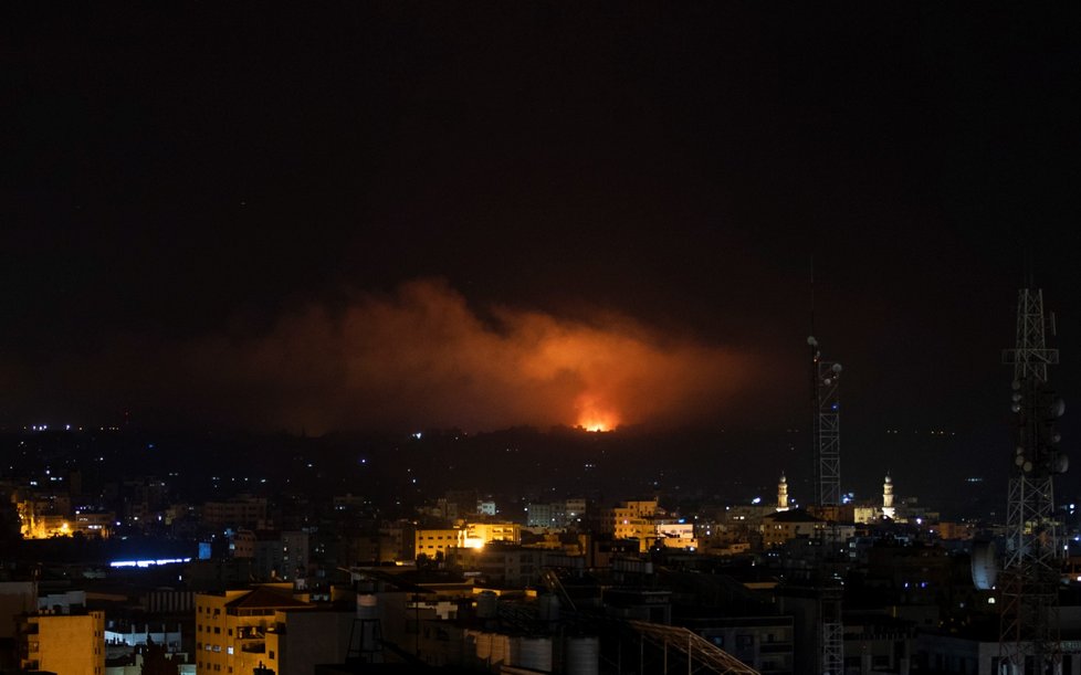 Izraelské letouny a pozemní vojsko zesílily útoky na Pásmo Gazy