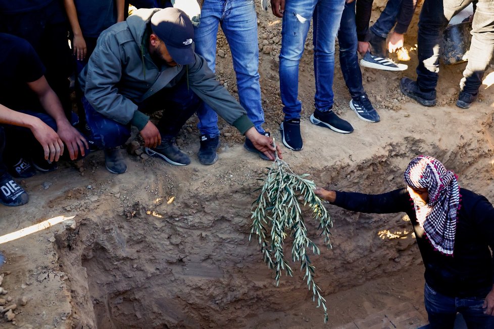 Pohřeb jednoho z rukojmí, který byl omylem zabit izraelskou armádou (16. 12. 2023).
