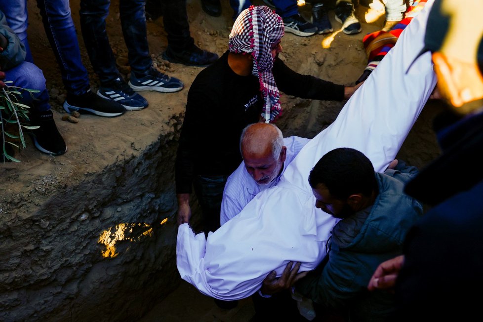 Pohřeb jednoho z rukojmí, který byl omylem zabit izraelskou armádou (16. 12. 2023).