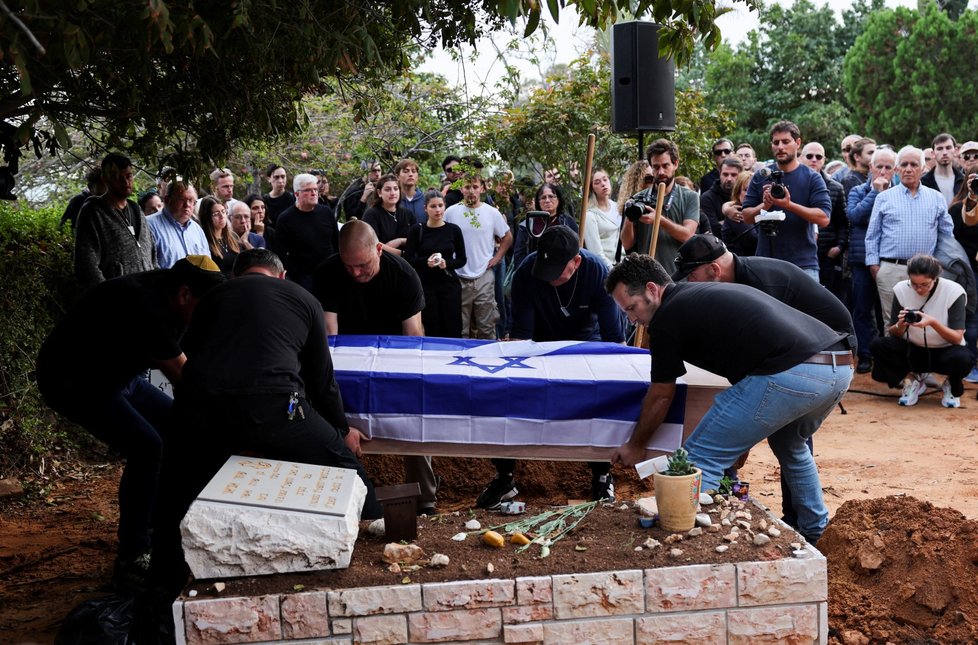 Pohřeb Alona Lulu Shamrize, rukojmího, kterého omylem zabila izraelská armáda (18. 12. 2023).