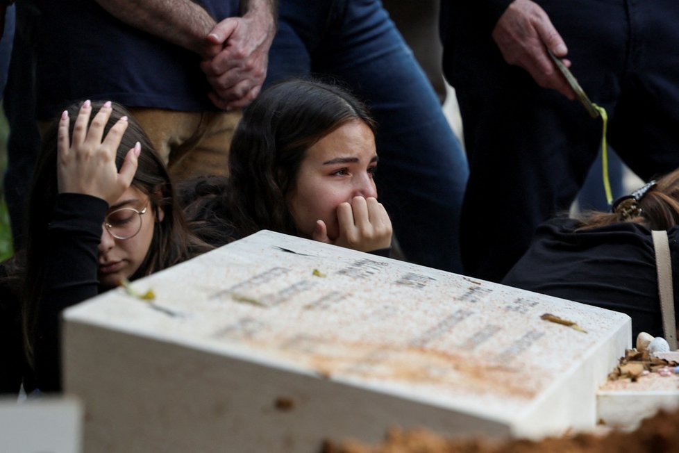 Pohřeb Alona Lulu Shamrize, rukojmího, kterého omylem zabila izraelská armáda (18. 12. 2023).