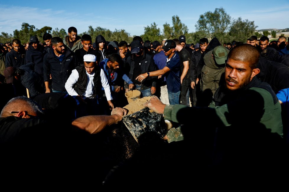 Pohřeb jednoho z rukojmí, který byl omylem zabit izraelskou armádou (16. 12. 2023)