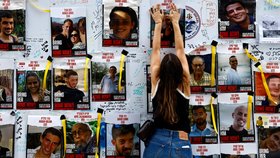 Izraelci vystavují fotografie svých příbuzných, kteří jsou stále držení v Pásmu Gazy jako rukojmí (6. 12. 2023)