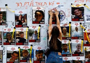 Izraelci vystavují fotografie svých příbuzných, kteří jsou stále držení v Pásmu Gazy jako rukojmí (6. 12. 2023)