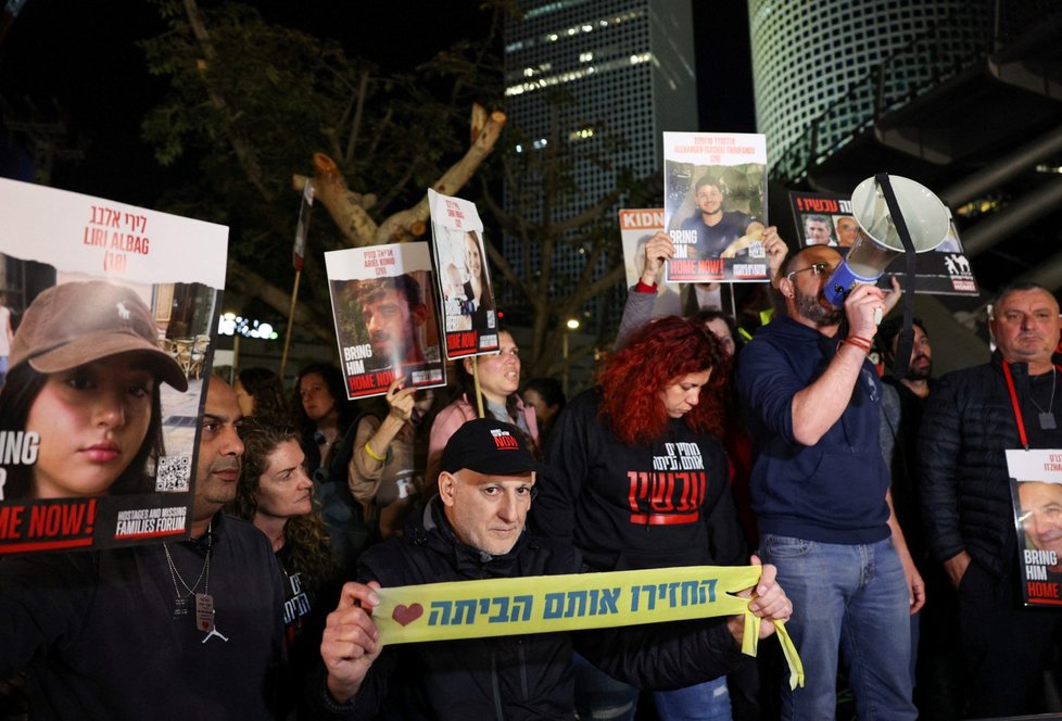 Lidé demonstrují v Tel Avivu poté, co Izraelská armáda oznámila, že omylem zabila tři izraelská rukojmí (15. 12. 2023)