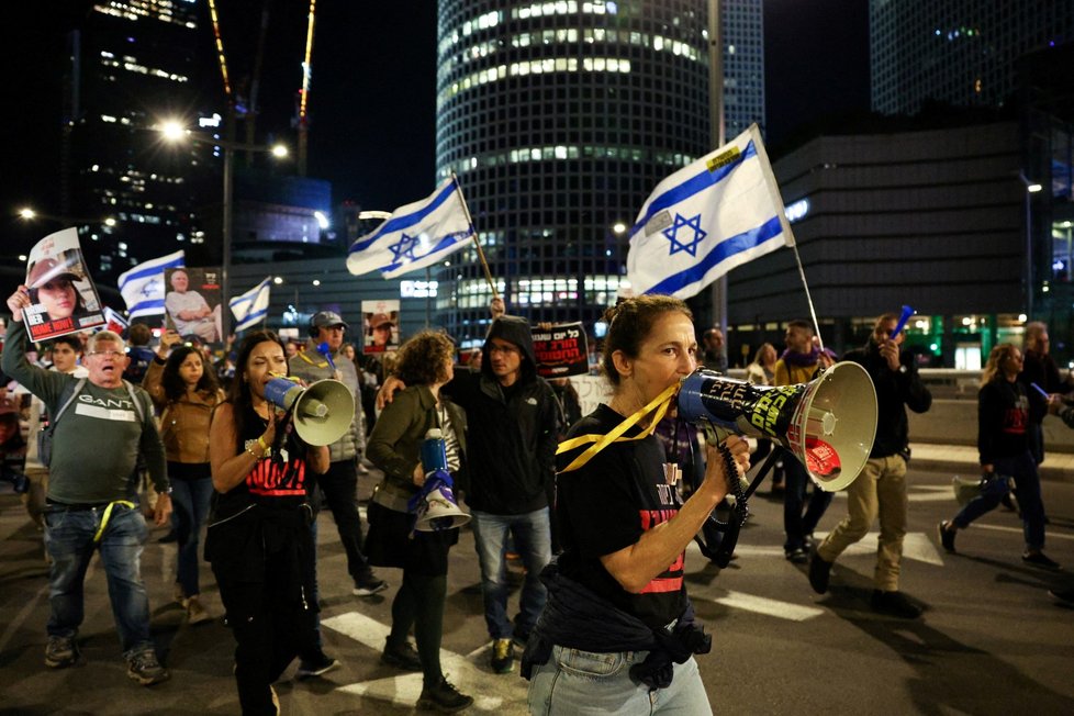 Lidé demonstrují v Tel Avivu poté, co Izraelská armáda oznámila, že omylem zabila tři izraelská rukojmí (15. 12. 2023).