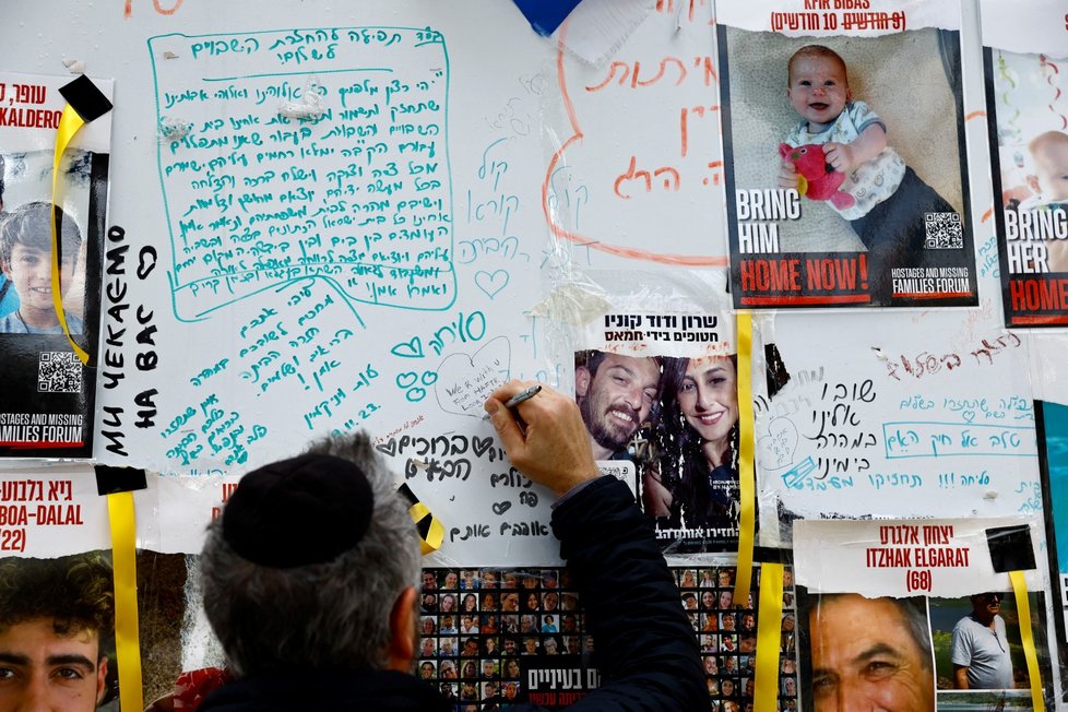 Izraelci vystavují fotografie svých příbuzných, kteří jsou stále držení v Pásmu Gazy jako rukojmí (6. 12. 2023).