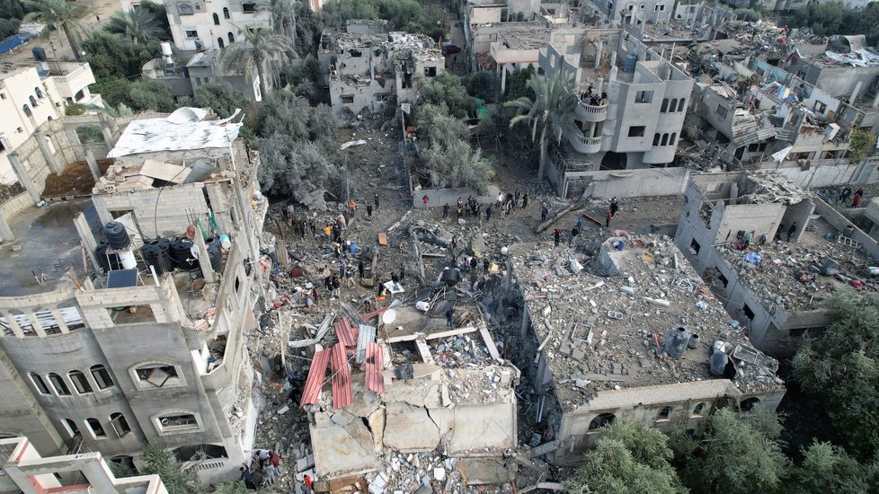 Při izraelském náletu na uprchlický tábor Maghází v Gaze zemřelo nejméně 70 lidí (25. 12. 2023)
