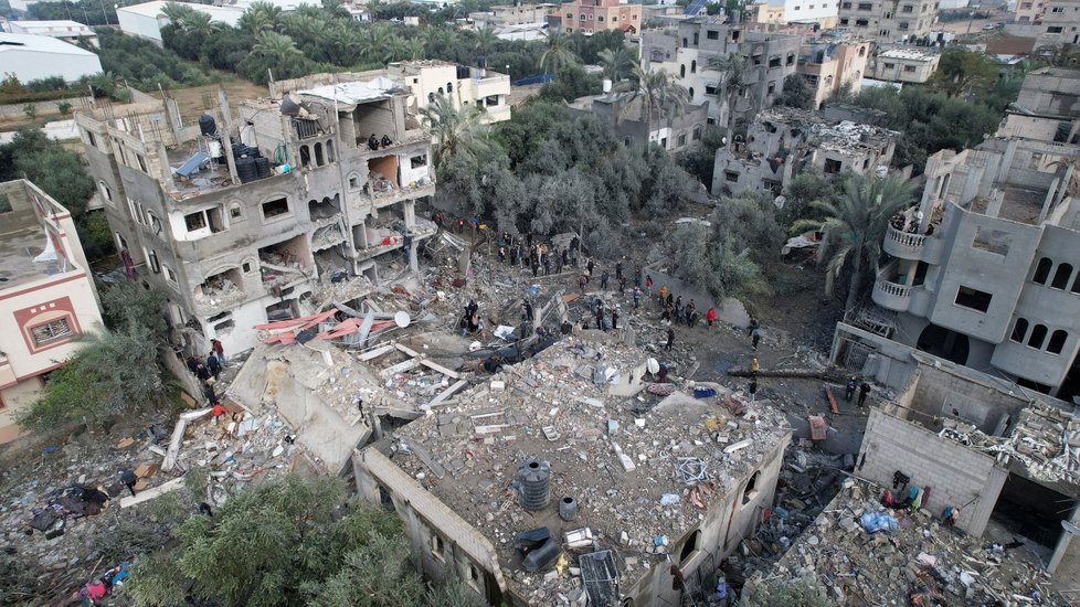 Při izraelském náletu na uprchlický tábor Maghází v Gaze zemřelo nejméně 70 lidí (25. 12. 2023)