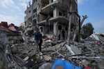 Následky izraelského úderu na tábor Maghází v Pásmu Gazy