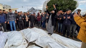 Následky izraelského úderu na tábor Maghází v Pásmu Gazy