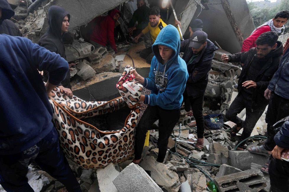 Následky izraelského úderu na tábor Maghází v Pásmu Gazy
