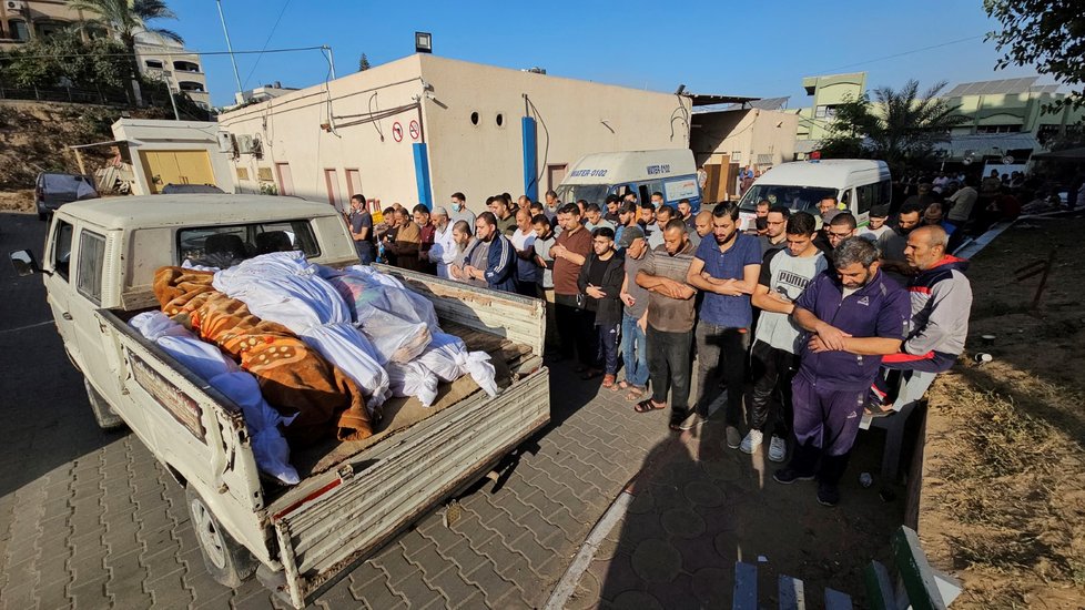 Lidé truchlí u palestinské rodiny, která byla zabita po izraelských náletech (8. 11. 2023).