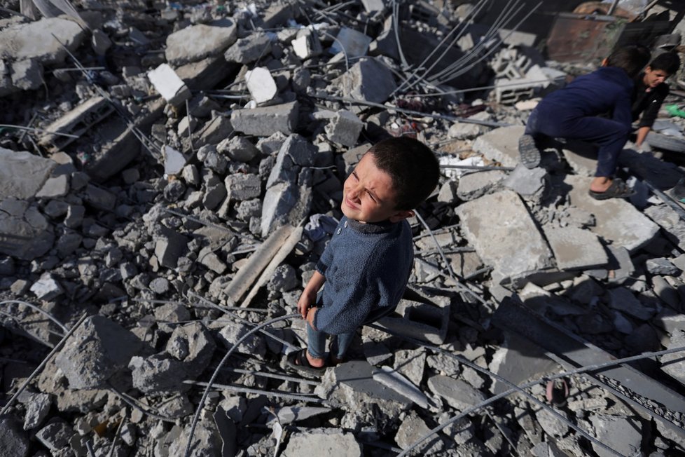 Zdevastovaný dům ve městě Rafáh v Pásmu Gazy (16. 12. 2023)