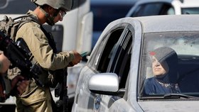 Izraelští vojáci kontrolují palestinské auto na checkpointu v Hebronu (22. 8. 2023).