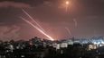 Noční obloha nad Izraelem posetá raketami.