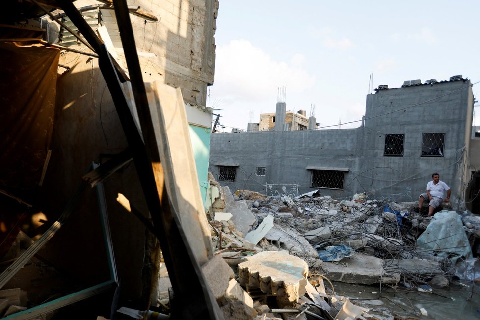 Palestinci na místě, kde byl při izraelských náletech v Rafahu zabit vysoký velitel militantní skupiny Islámský džihád Khaled Mansour.