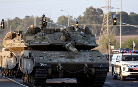 Izraelské tanky u hranic s Pásmem Gazy. (20. 10. 2023)