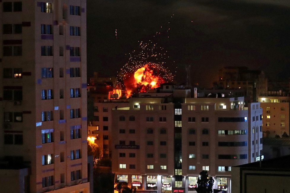 Izraelský premiér Benjamin Netanjahu v neděli nařídil armádě pokračovat v útocích na radiály z palestinského Pásma Gazy. Od soboty odtud bylo na Izrael vypáleno asi 400 raket. (5.5.2019)
