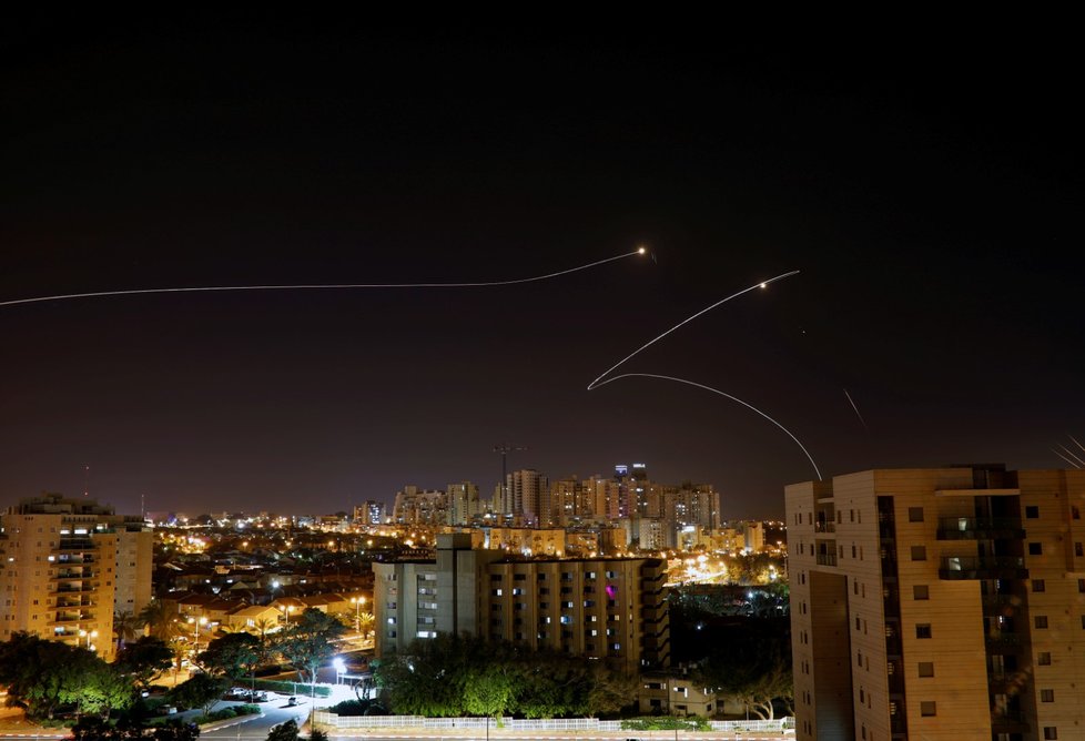 Izraelský premiér Benjamin Netanjahu v neděli nařídil armádě pokračovat v útocích na radiály z palestinského Pásma Gazy. Od soboty odtud bylo na Izrael vypáleno asi 400 raket. (5.5.2019)