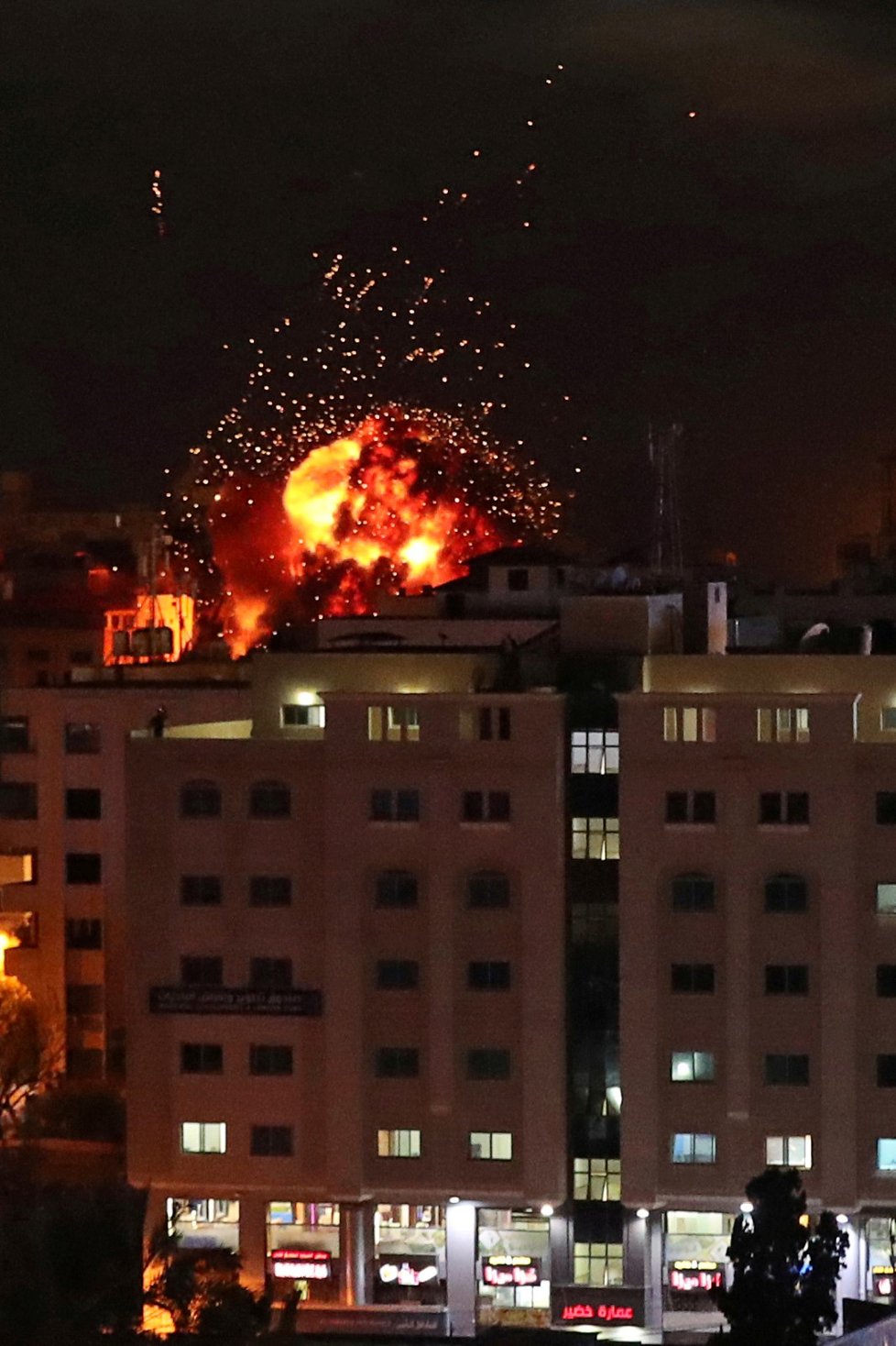 Izraelský premiér Benjamin Netanjahu v neděli nařídil armádě pokračovat v útocích na radiály z palestinského Pásma Gazy. Od soboty odtud bylo na Izrael vypáleno asi 400 raket.