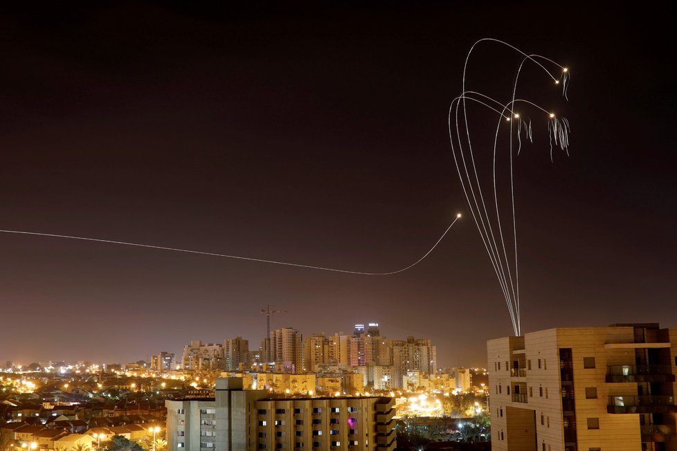 Izraelský premiér Benjamin Netanjahu v neděli nařídil armádě pokračovat v útocích na radiály z palestinského Pásma Gazy. Od soboty odtud bylo na Izrael vypáleno asi 400 raket. (5.5.2019)