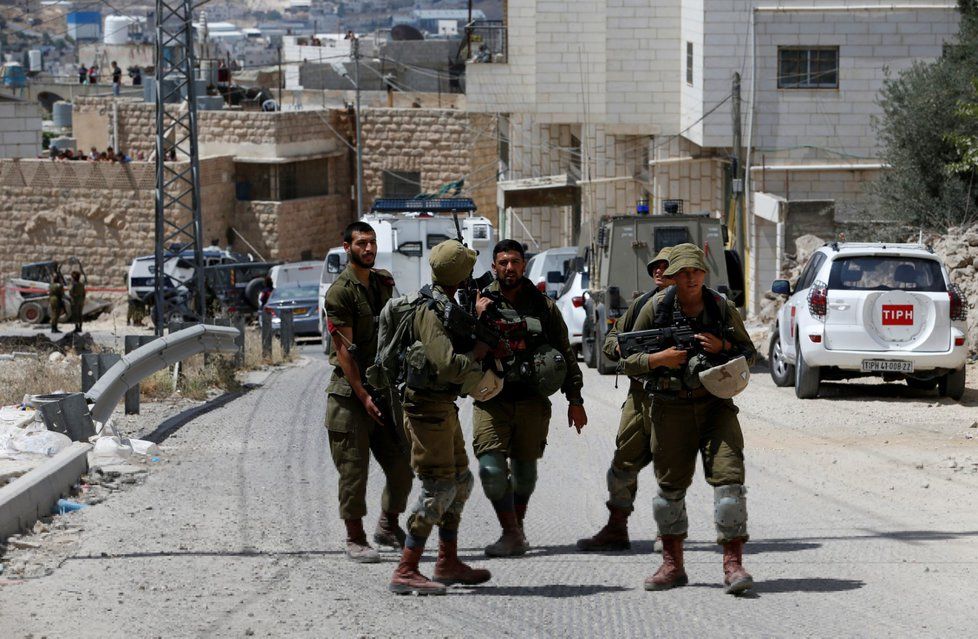 Izraelští vojáci ve městě Hebron.
