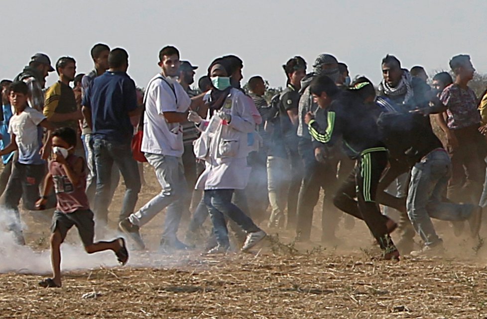 Zdravotní sestra Razan Al-Najar (21, uprostřed) údajně byla střelena do hrudi izraelskými vojáky, když spolu s dalšími Palestinci utíkala před slzným plynem.