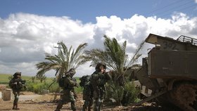 Izraelská armáda v pondělí oznámila, že začala provádět údery na cíle radikálního palestinského hnutí Hamás v Pásmu Gazy. O několik hodin dříve raketa odpálená z Pásma Gazy zranila nedaleko Tel Avivu sedm lidí.