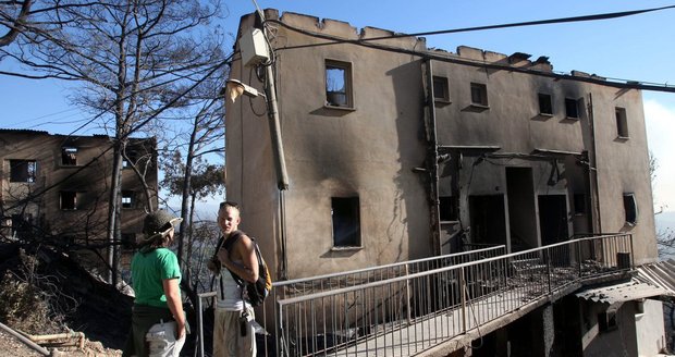 Požár v Izraeli: 42 mrtvých, hasiči marně bojují s plameny