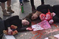 „Mrtvoly“ na ulicích a opuštěné lodičky: Tisíce Izraelek protestují proti domácímu násilí