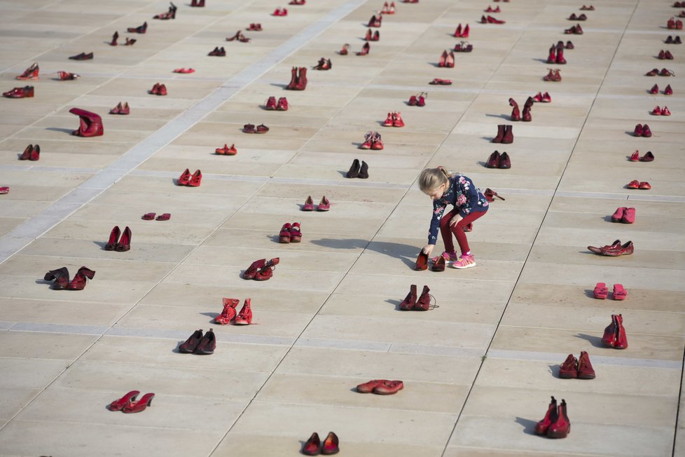V rámci protestu proti násilí na ženách bylo na telavivském náměstí Habima vystaveno do prostoru 200 párů rudých ženských bot.