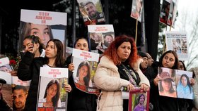 Rodiny, příbuzní a podporovatelé unesených Izraelců protestovali v nizozemském Haagu (únor 2024).