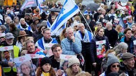 Rodiny, příbuzní a podporovatelé unesených Izraelců protestovali v nizozemském Haagu (únor 2024).