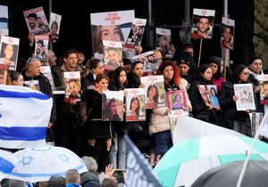 Rodiny, příbuzní a podporovatelé unesených Izraelců protestovali v nizozemském Haagu (únor 2024)