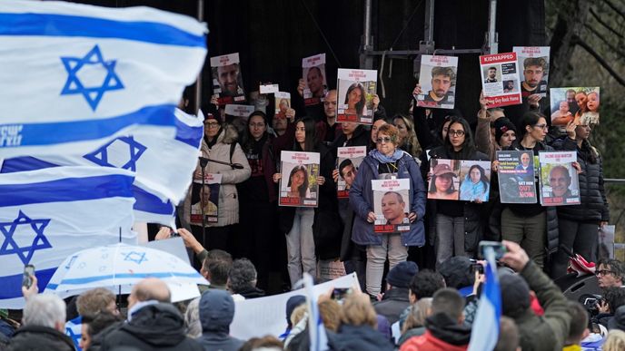Rodiny, příbuzní a podporovatelé unesených Izraelců protestovali v nizozemském Haagu (únor 2024)