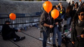 Stovky lidí s oranžovými balonky si v Tel Avivu připomněly jedno z dětí unesených Hamásem, které se dosud nedostalo domů.