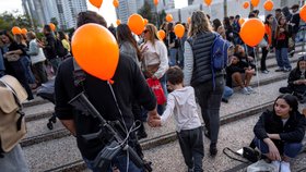 Stovky lidí s oranžovými balonky si v Tel Avivu připomněly jedno z dětí unesených Hamásem, které se dosud nedostalo domů.
