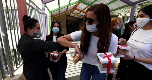 Koronavirus poslal do karantény 10 tisíc školáků a kantorů. Znovu přitvrdíme, varují v Izraeli