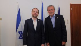 Ministr zahraničí Jakub Kulhánek (ČSSD, vlevo) a velvyslanec v Izraeli Martin Stropnický (20. 5. 2021)