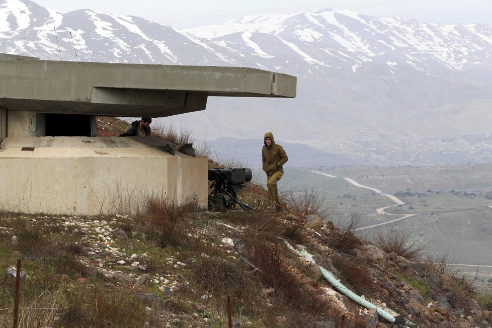 Napětí mezi Izraelem, Sýrií a Íránem stoupá. Na společných hranicích hlídkují vojáci.